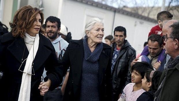 Vanessa Redgrave con la actriz griega Mimi Denisi en el Centro de Acogida de Refugiados de Eleona, a las afueras de Atenas