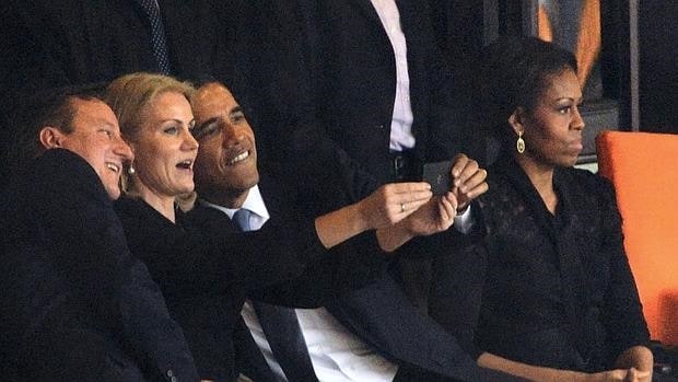 La ex primera ministra danesa entre Cameron y Obama, ante la cara de pocos amigos de Michelle