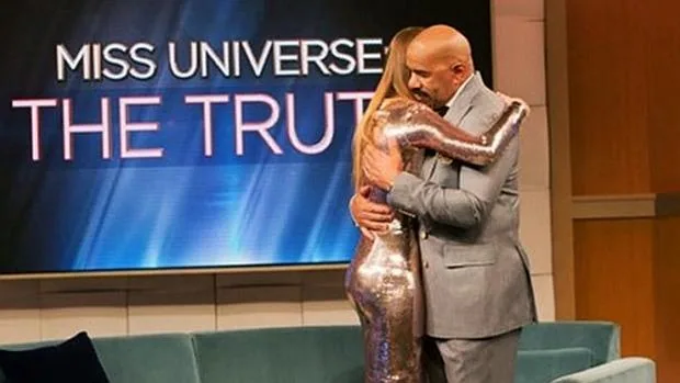 Ariadna Gutiérres y Steve Harvey en un momento del programa que se emitirá la próxima semana en la NBC