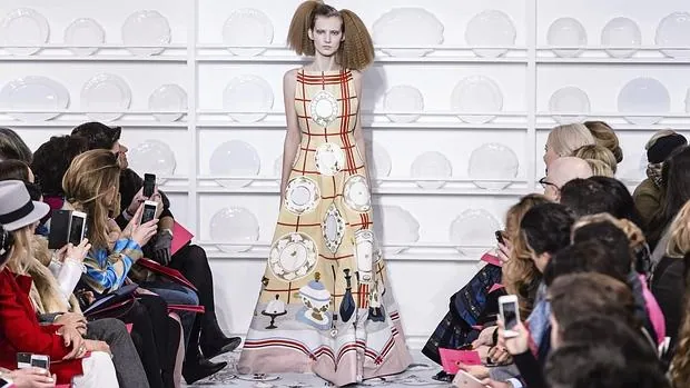 El surrealismo elegante de Schiaparelli y la ausencia de rumbo de Dior