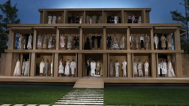 La espectacular puesta en escena de Karl lagerfeld (en el centro de la imagen) para Chanel