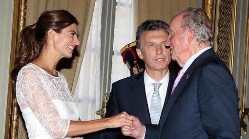 Juliana Awada saluda a Don Juan Carlos