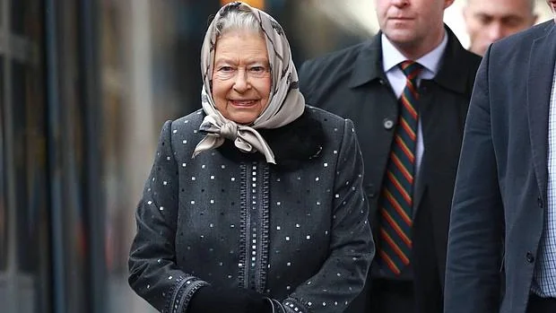 La Reina durante su traslado a Londres
