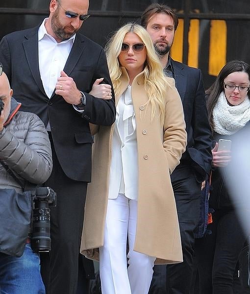 Kesha sale de un tribunal neoyorquino el pasado fin de semana