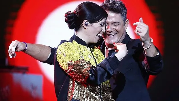 El cantante español Alejandro Sanz (d) y la cantante chilena Javiera Mena (d) durante la tercera noche de la 57 edición del Festival Internacional de La Canción de Viña del Mar, en la ciudad de Viña del Mar