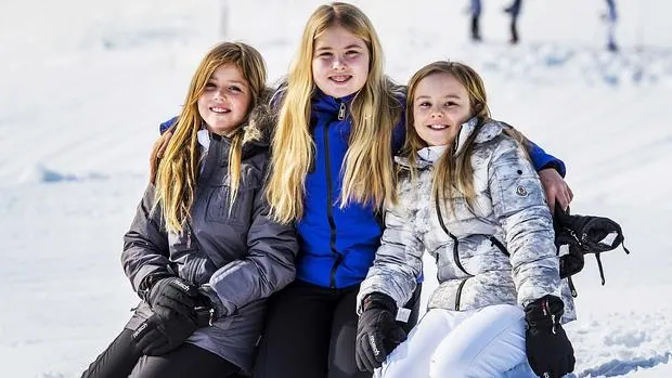 La princesa Alexia, la princesa Catalina-Amalia y la princesa Ariane de Holanda posan en la estación de esquí Lech