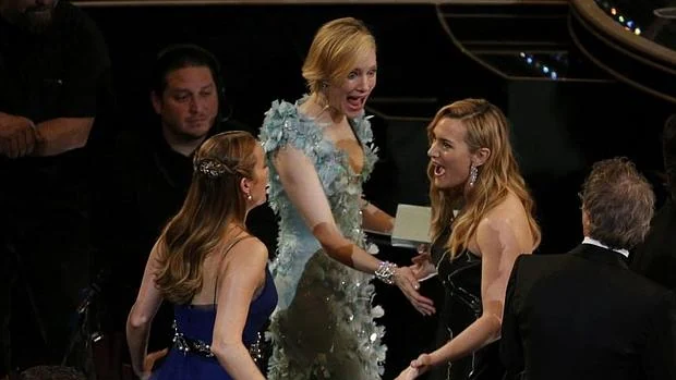 Kate Winslet conversa con Cate Blanchett y Brie Larson