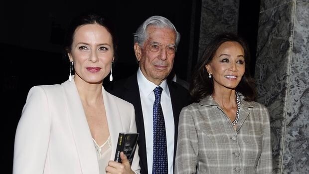 Aitana Sánchez-Gijón, Mario Vargas Llosa e Isabel Preysler, este lunes en Madrid