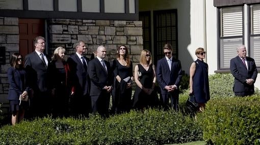 La familia de Nancy Reagan a la entrada de su domicilios