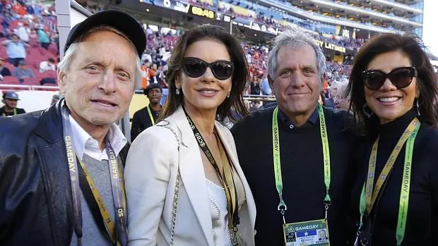 Douglas, Catherine Zeta-Jones y unos amigos en la final de la Super Bowl del pasado febrero