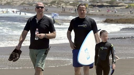 Cameron junto a uno de sus hijos y un miembro de seguridad disfrutando de Lanzarote en su anterior visita