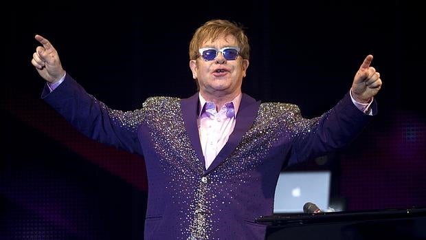 Demandan a Elton John por acoso sexual