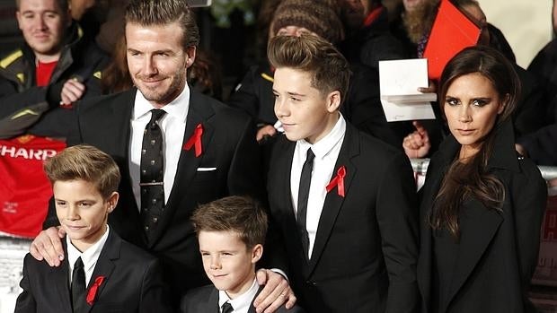 David y Victoria Beckham con sus hijos Brooklyn, Cruz y Romeo REUTERS