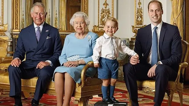 De izquierda a derecha, cuatro generaciones de la familia Windsor, Carlos de Inglaterra, la reina Isabel II, George de Cambridge y el Duque de Cambridge