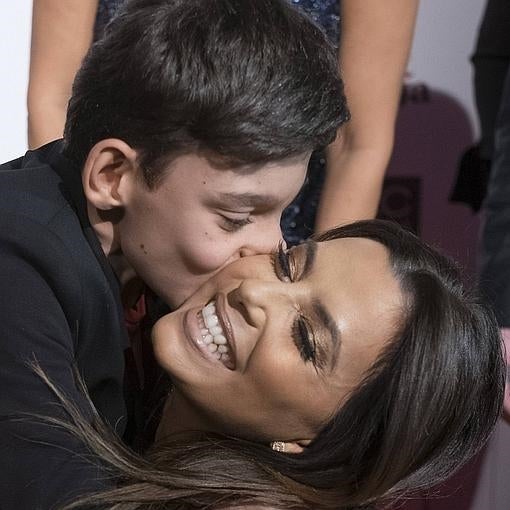 Adrián besa a Eva Longoria en la gala Global Gift de Madrid