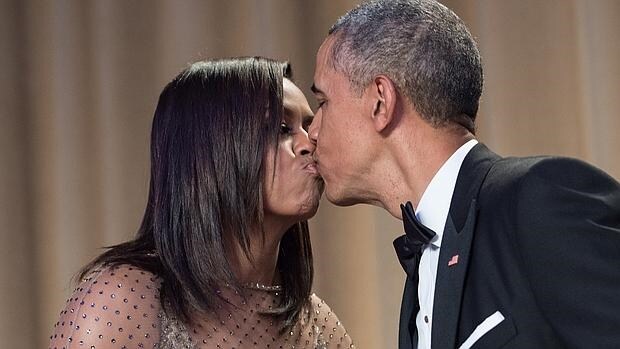 Los Obama se besan durante la cebna