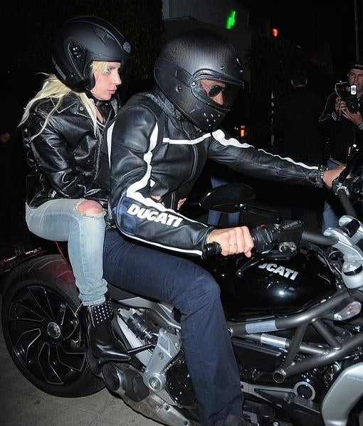 Lady Gaga a lomos de la moto de Bradley Cooper el pasado viernes en Los Ángeles