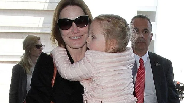 Carla Bruni con su hija Giulia en Los Ángeles