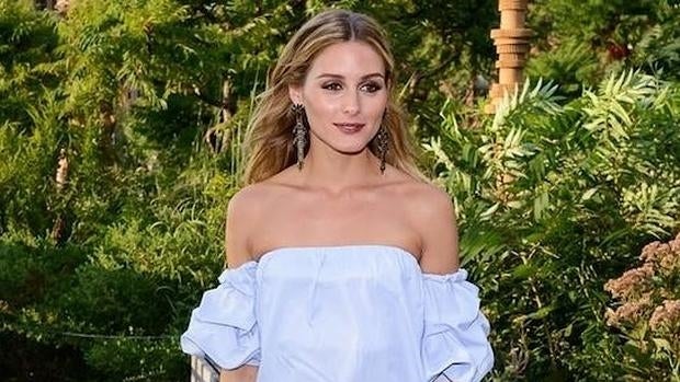 La modelo Olivia Palermo en un look de top de rayas de Johanna Ortiz