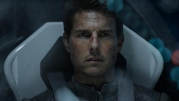 Tom Cruise interpretando a Jack Harper en Oblivion