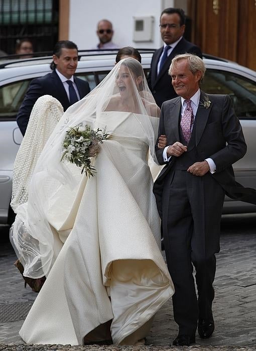 La novia y el padrino tras bajar del coche