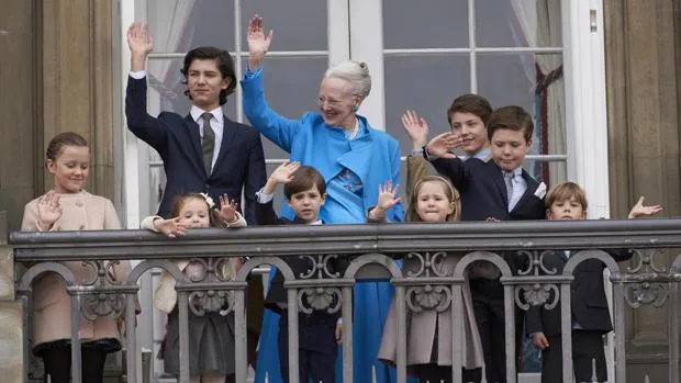 La reina Margarita de Dinamarca acompañada de sus nietos