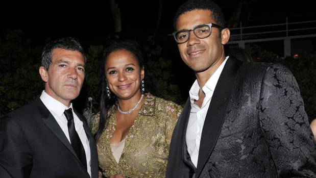 Antonio Banderas, Isabel dos Santos y su marido, Sindika Dokolo, posan durante el Festival de Cannes