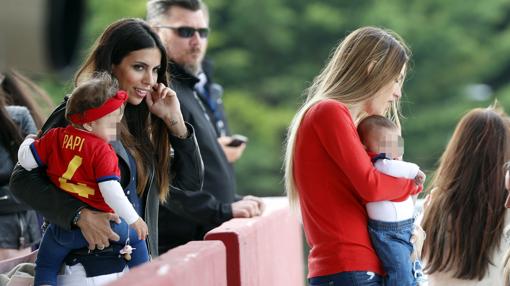 Melissa Jiménez, novia de Bartra, con Gala