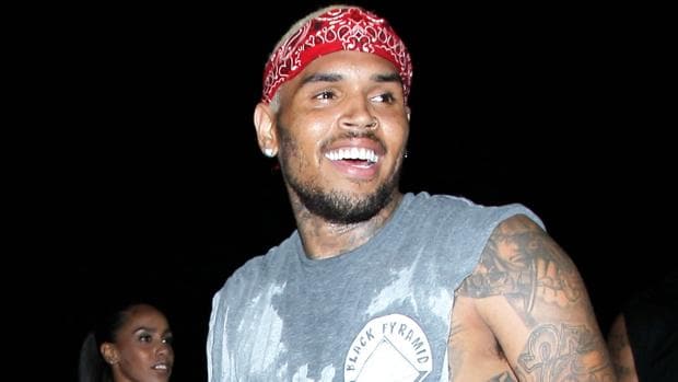 El ex mánager de Chris Brown demanda al cantante por darle una paliza