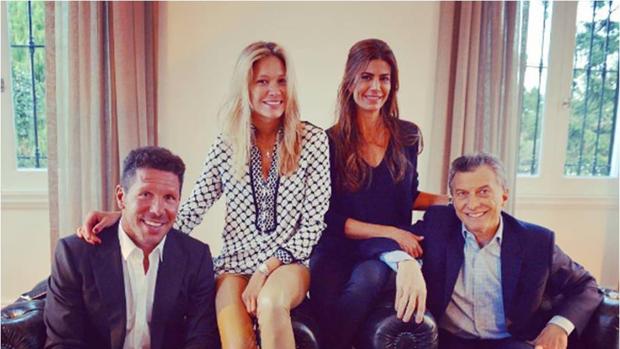 Simeone y Carla Pereyra junto a Juliana Awada y el presidente argentino Mauricio Macri