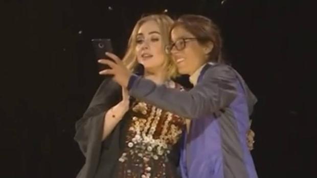 Adele eructa en mitad del Festival de Glastonbury