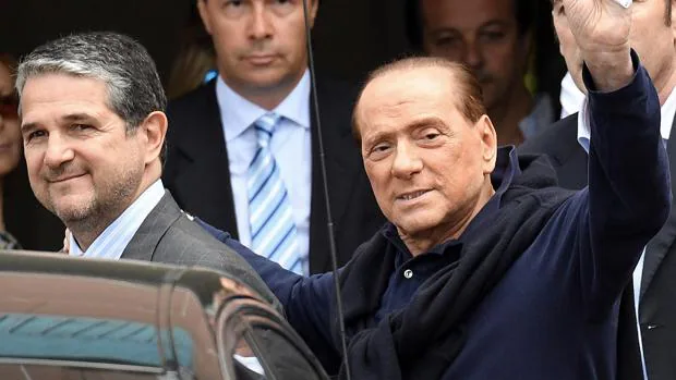 Silvio Berlusconi a la salida del hospital