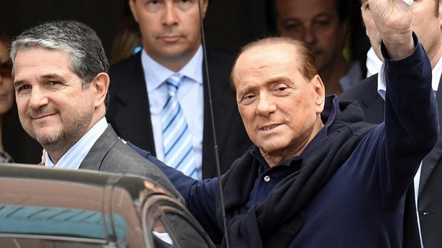 Silvio Berlusconi a la salida del hospital