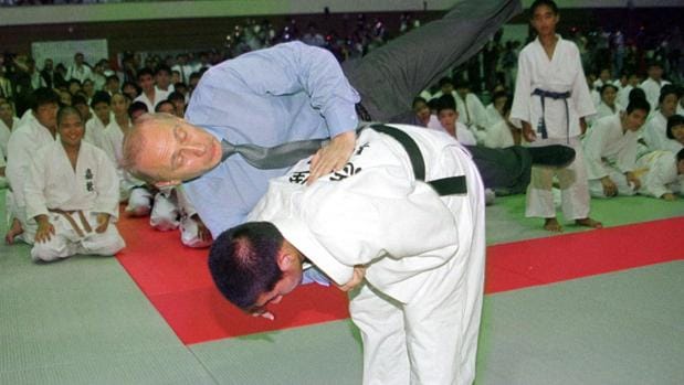 Vladímir Putin, durante una visita a Okinawa, enseña a un jocen judoca