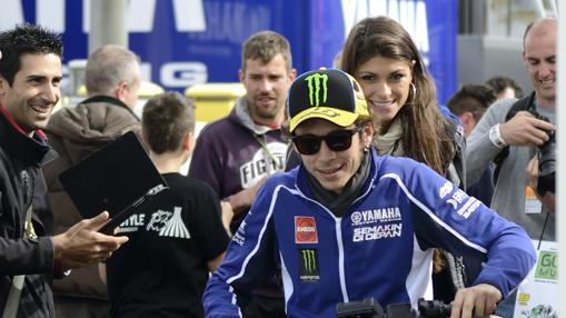 Linda Morselli junto a su entonces novio Valentino Rossi