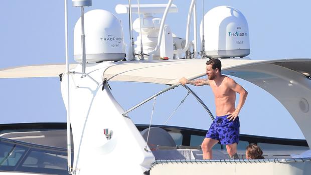 Leo Messi disfruta del verano en Ibiza ajeno a la polémica