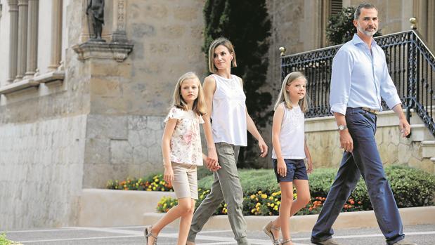 Los Reyes con sus hijas, Leonor y Sofía, el pasado verano en Marivent