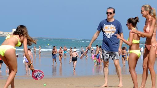 El presentador jugando a las palas con sus hijas