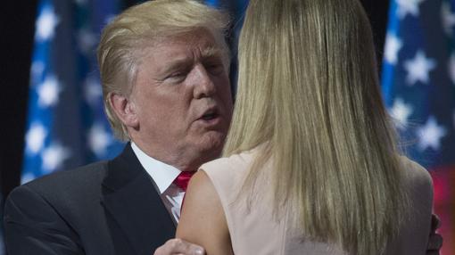 Donald Trump abraza a su hija Ivanka