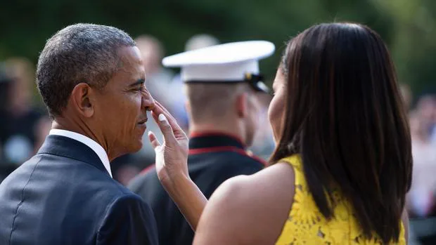 Michelle Obama toca la nariz de su marido en público y las cámaras captan el momento