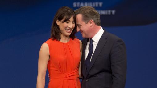 David Cameron junto a su esposa Samantha en Manchester