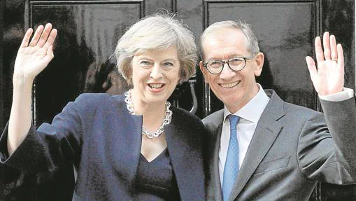 Theresa May con su marido Philip AFP
