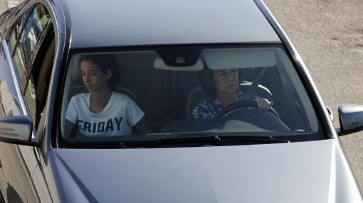 La Reina Sofía y Victoria Federica a su llegada en coche al curso