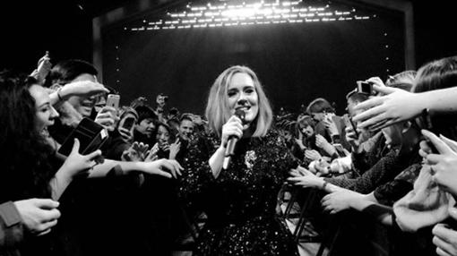 Adele durante una presentación en Reino Unido