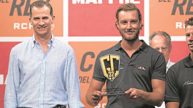 Don Felipe se entregó a la Copa del Rey: de día regateó y por la noche entregó los trofeos