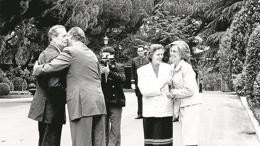 Don Juan Carlos y Doña Sofía, en una imagen de archivo, reciben en La Zarzuela a los Reyes Miguel y Ana de Rumanía