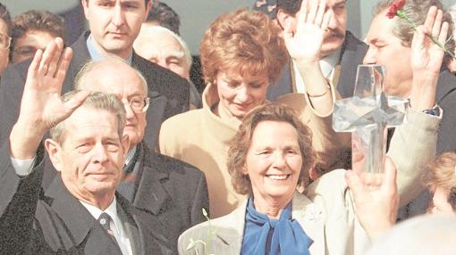 Los Reyes de Rumanía, su hija, la princesa Margarita, y el esposo de esta, Radu Duda, saludan a la multitud a su llegada a Bucarest