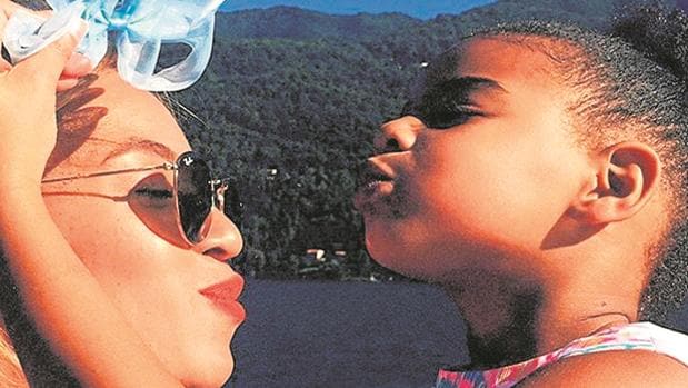 Beyoncé en la Costa Almalfitana junto a su hija