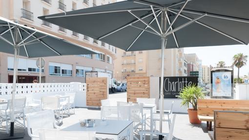 Terraza de Charlotte, nuevo local en el que mandan sol, ambiente y cercanía del mar.