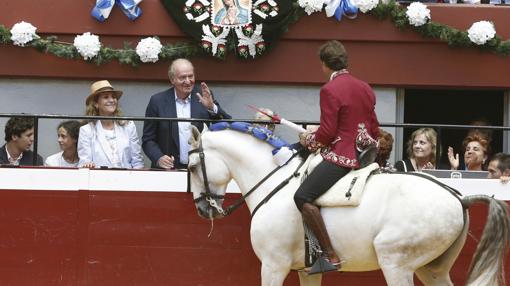 El rejoneador Pablo Hermoso de Mendoza brinda el toro a Don Juan Carlos, acompañado por su hija, la Infanta Elena, y sus nietos, Felipe y Victoria